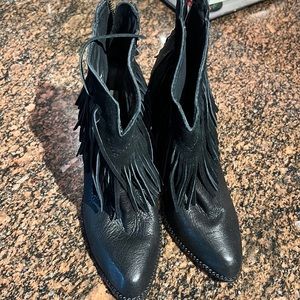 NWT Cynthia Vincent fringe boots